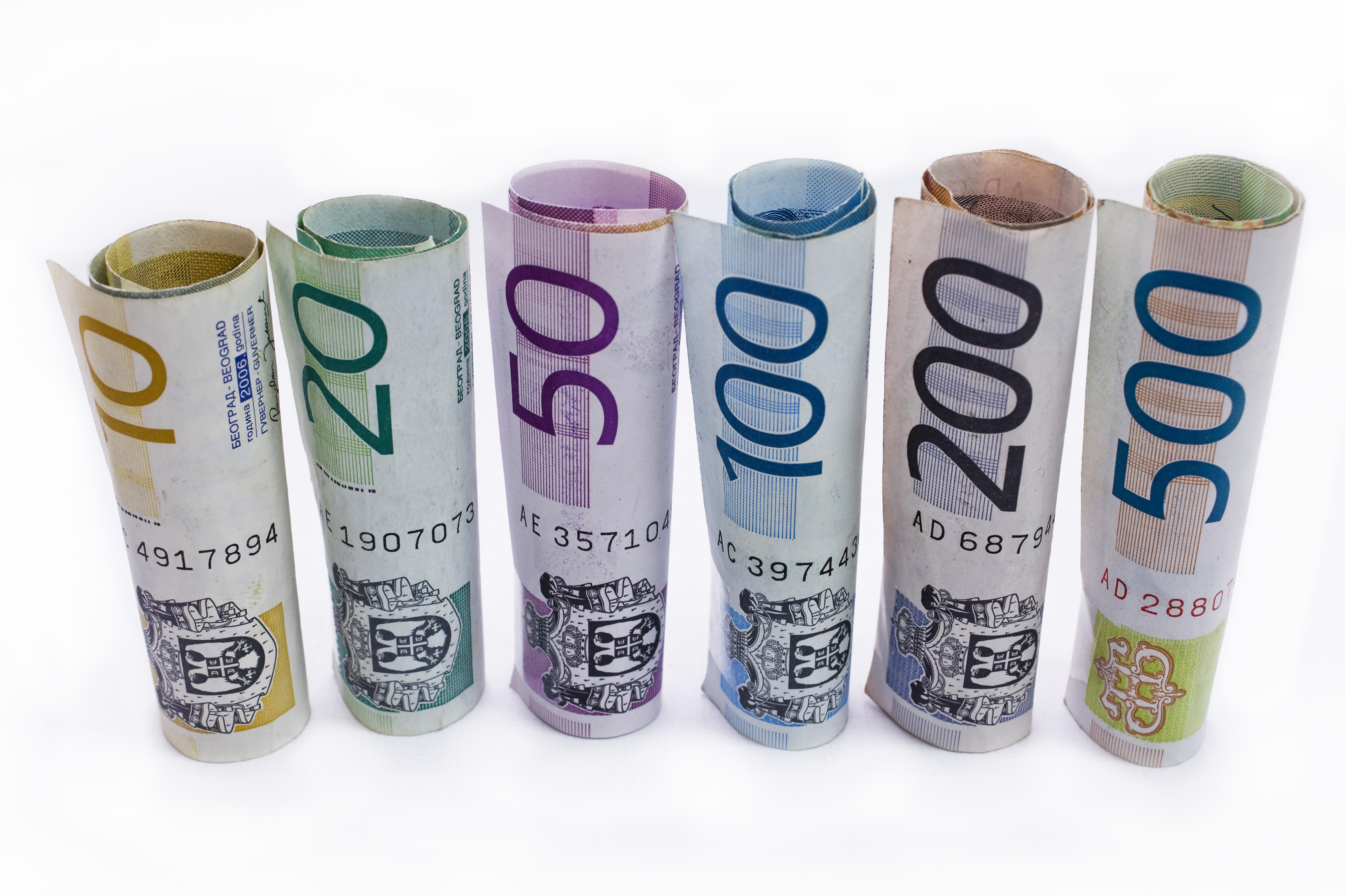 Euro i dalje pod pritiskom