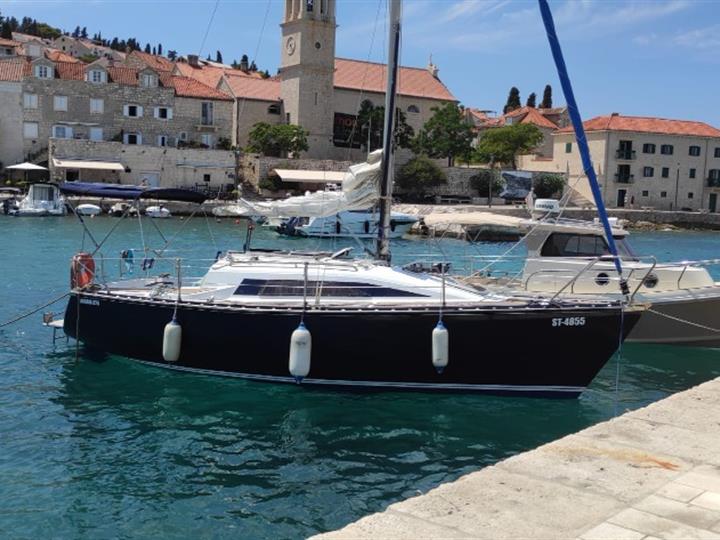 Jedrilica Bavaria 820