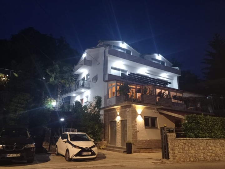 Novouređeni apartman na Kastvu!