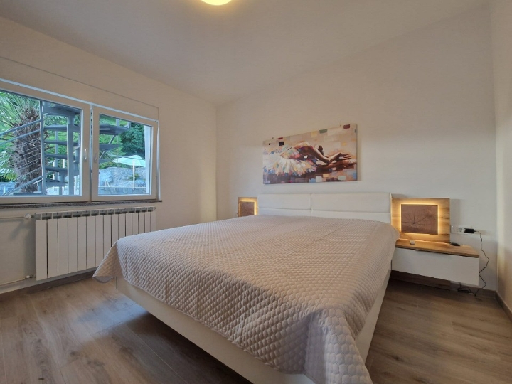 Novouređeni apartman na Kastvu!