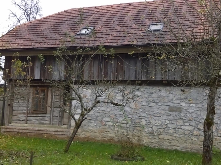 Gorski kotar, kuća s terenom