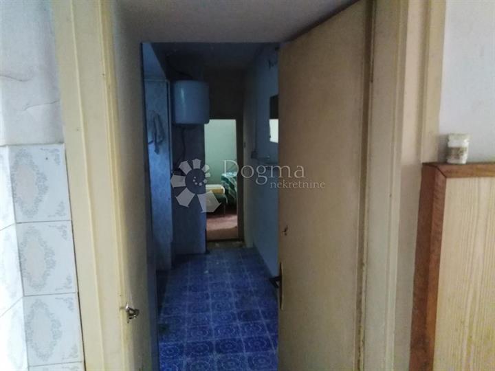 Odlična kuća s vrtom i garažom za adaptaciju