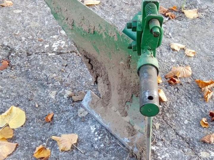 Priključni jednobrazni plug