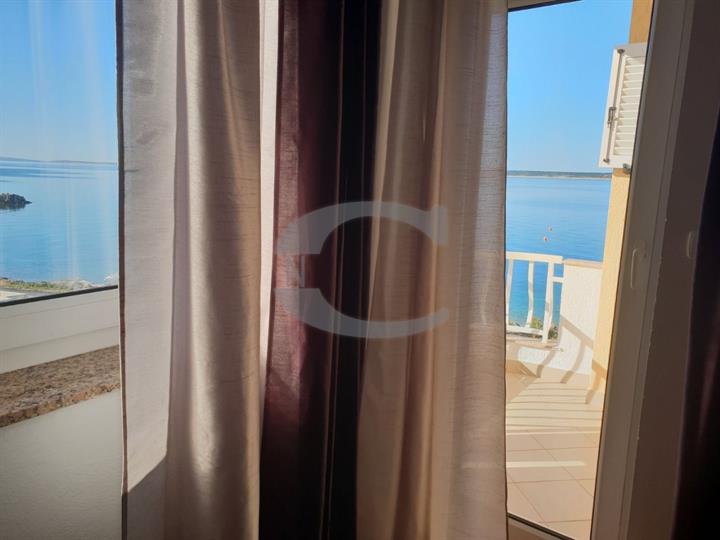 Pag, apartmanska zgrada, 1. red do mora