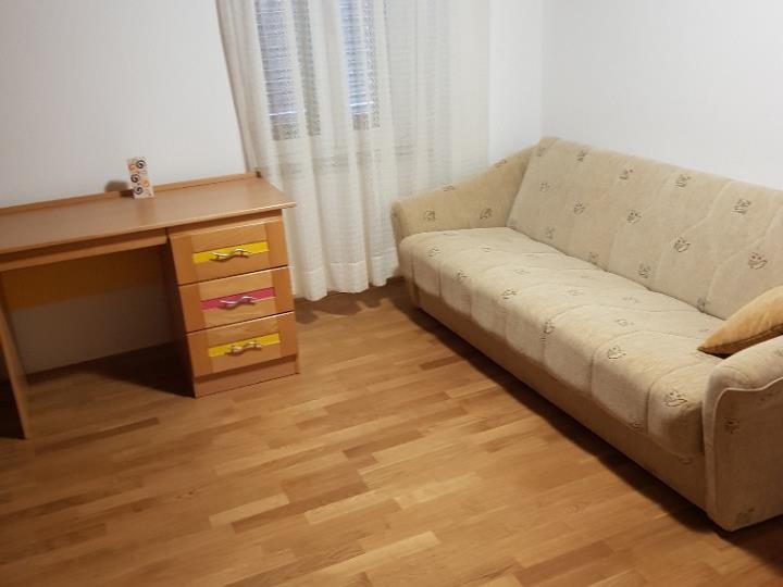 Ugodan stan pored kampusa