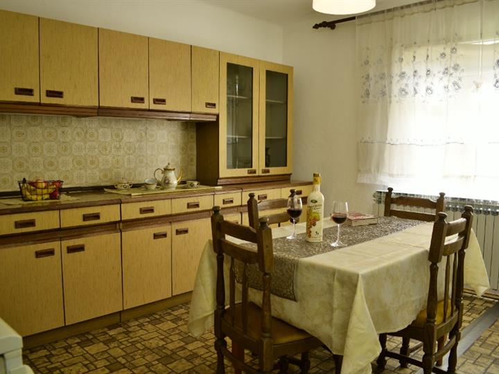 Iznajmljujem kuću, Ravna Gora