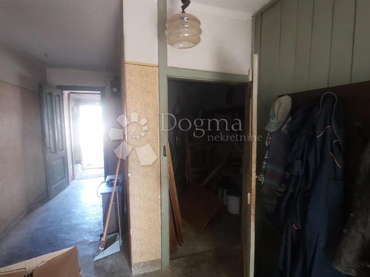 Katnica s visokim potkrovljem u okolici Labina