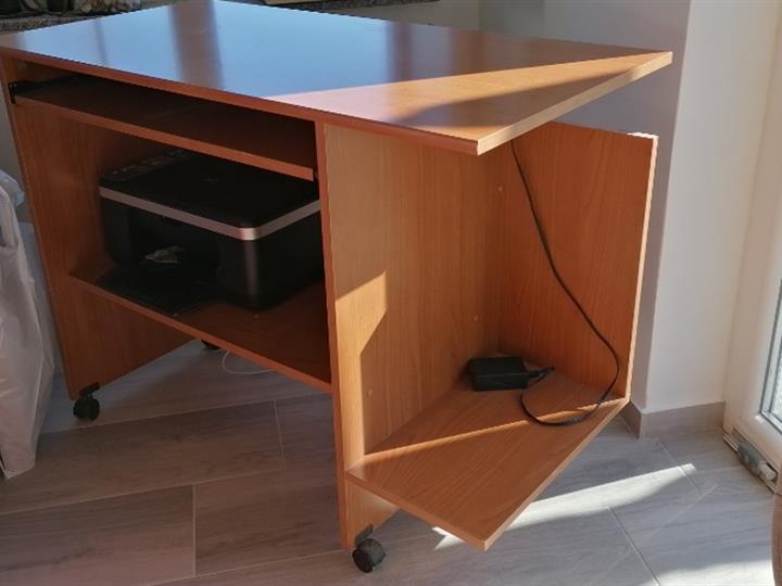 Pisaći stol (za kompjuter)