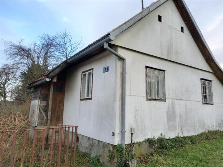 Ogulin, autohtona drvena kuća, 1.500m2