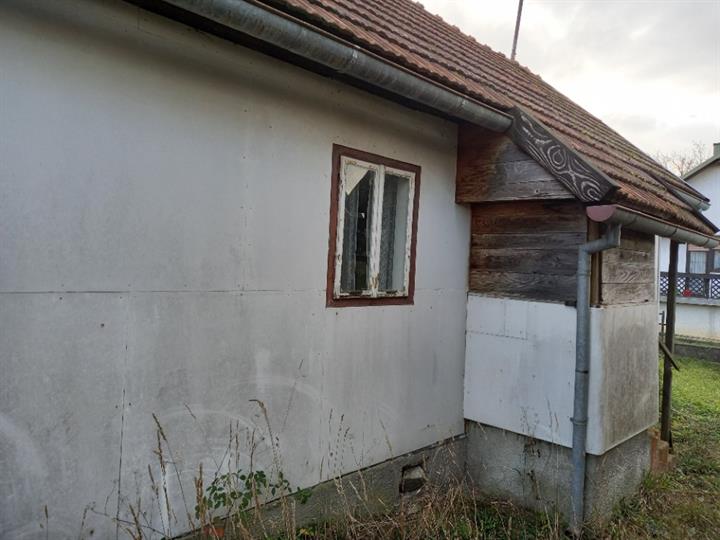 Ogulin, autohtona drvena kuća, 1.500m2