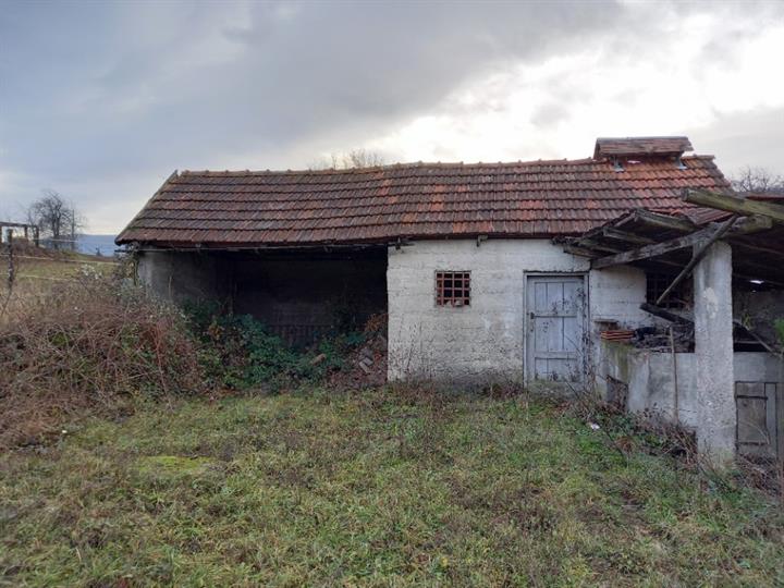 Ogulin, autohtona drvena kuća, 1.500m2