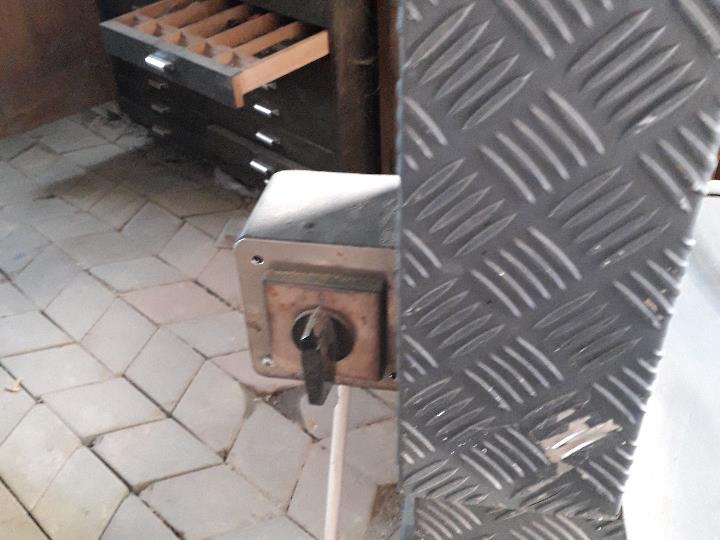 Banzek električna tračna pila