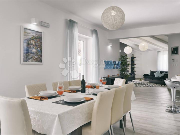 Dvije kamene ville s vlastitim bazenima, 500 m od mora!