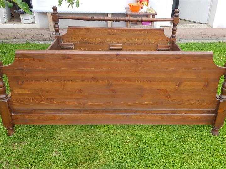 Stranice za stari rustikalni krevet