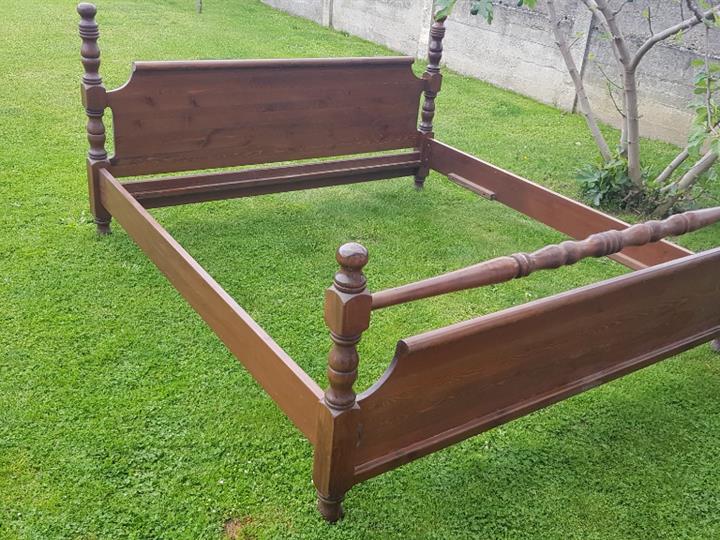 Stranice za stari rustikalni krevet