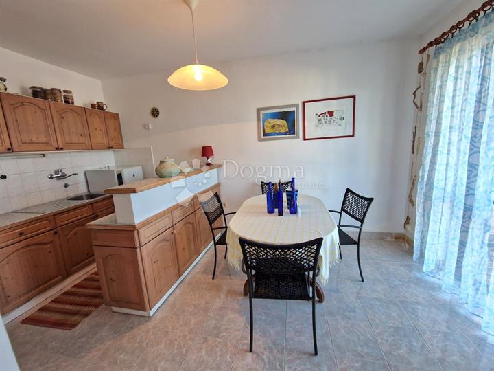 Apartman u Njivicama, 50 m od mora!