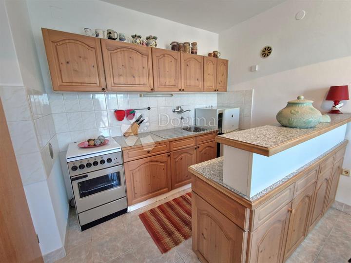 Apartman u Njivicama, 50 m od mora!