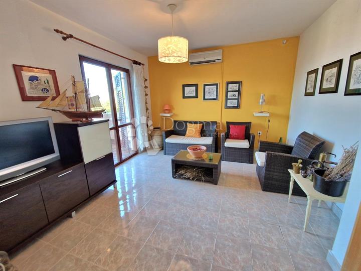 Apartman u Njivicama, 50 m od mora!