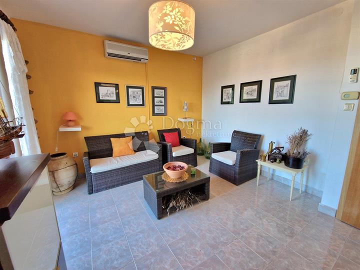 Apartman u Njivicama, 50 m od mora!