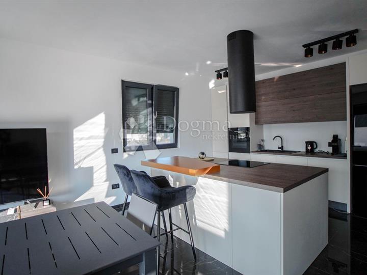 Atraktivan stan novogradnja