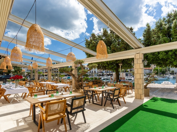 Konobar/ica, restaurant u Malinskoj