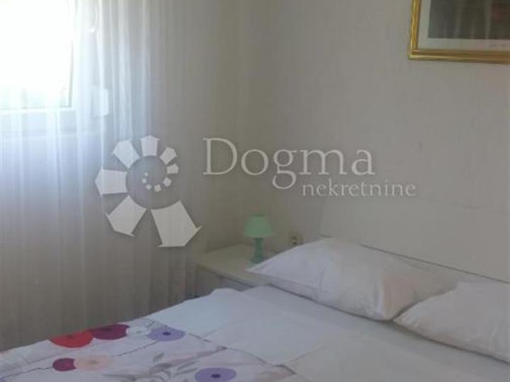 Baška - okolica - kuća s 4 apartmana