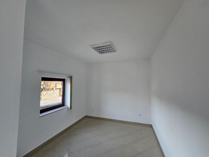 Pehlin, poslovni prostor