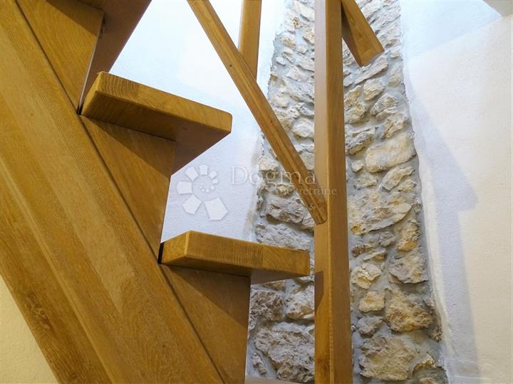 Omišalj - adaptirana i opremljena kamena starina