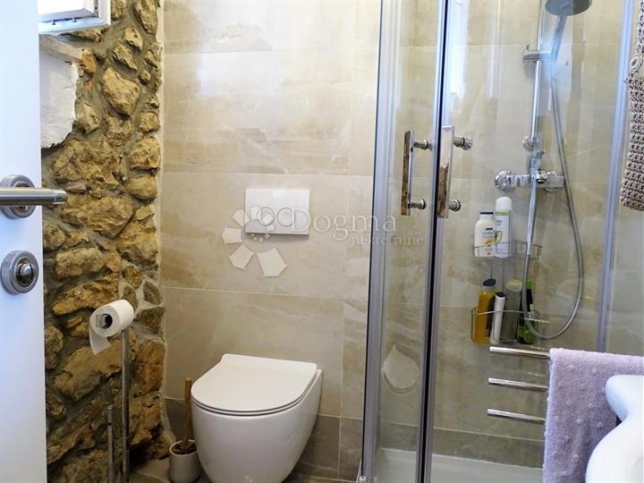 Omišalj - adaptirana i opremljena kamena starina