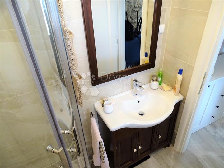 Omišalj - adaptirana i opremljena kamena starina