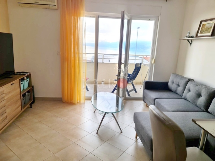 Hosti, 1S+DB, 550 €, male režije