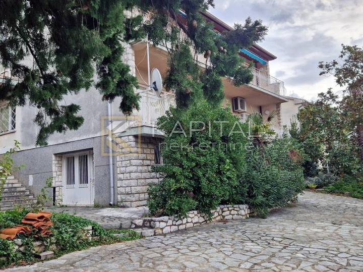 Selce, samostojeća kuća s velikom okućnicom