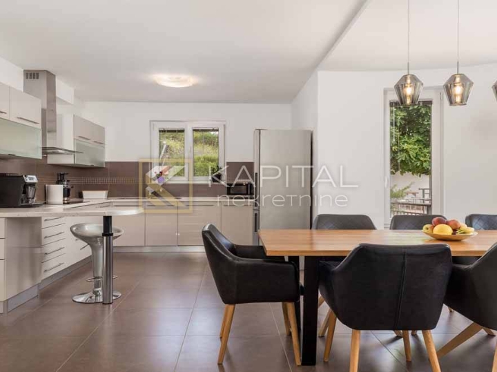 Opatija, Veprinac villa s bazenom