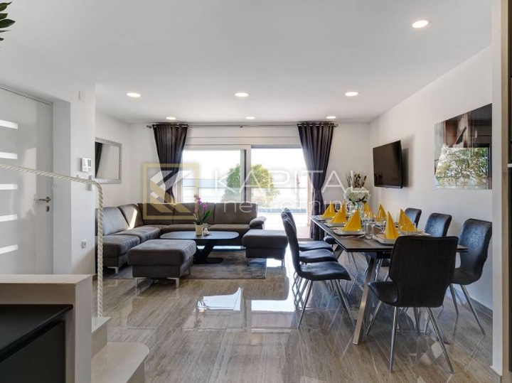 Crikvenica, stan s bazenom