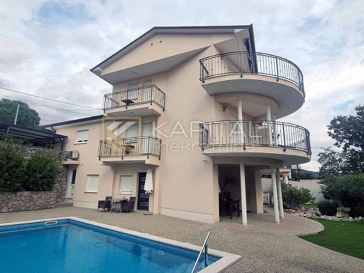 Ika, samostojeća vila s apartmanima i bazenom