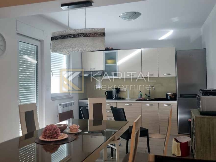 Ika, samostojeća vila s apartmanima i bazenom