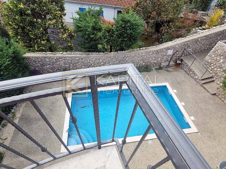 Ika, samostojeća vila s apartmanima i bazenom