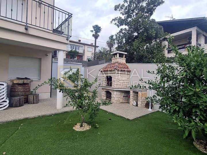 Ika, samostojeća vila s apartmanima i bazenom