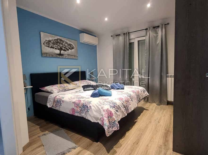 Ika, samostojeća vila s apartmanima i bazenom