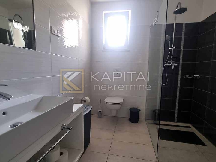 Ika, samostojeća vila s apartmanima i bazenom