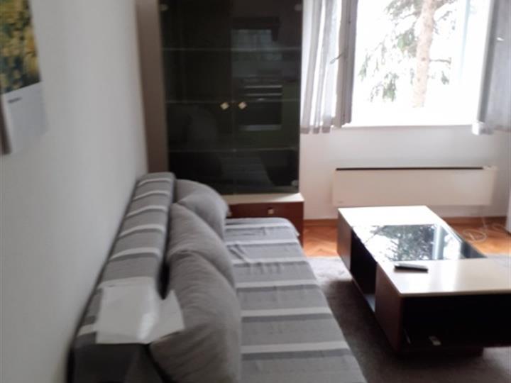 Iznajmljujem jednosoban stan