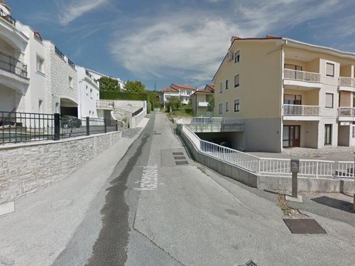Dvosobni dvoetažni stan s DB