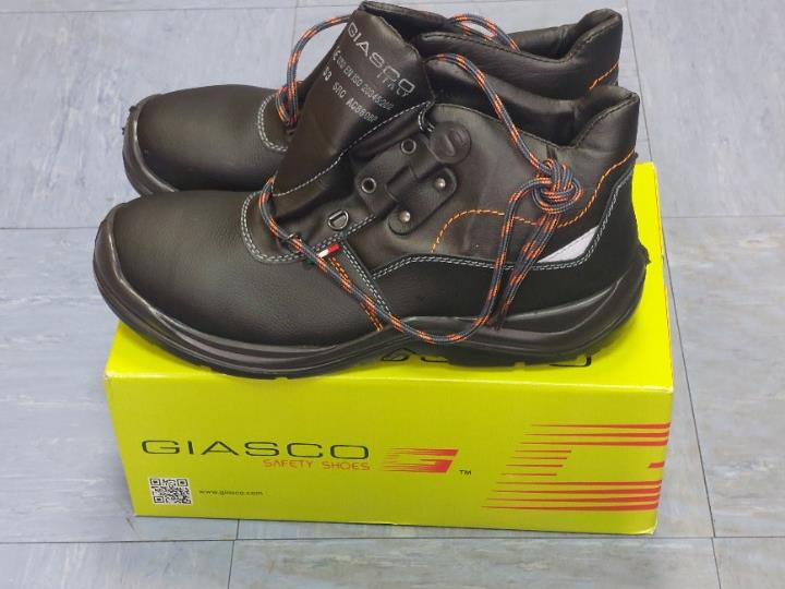 Nove radne cipele s kapicom br. 45