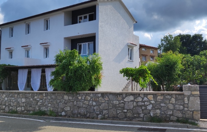 Malinska, 3 stana, dugoročni najam