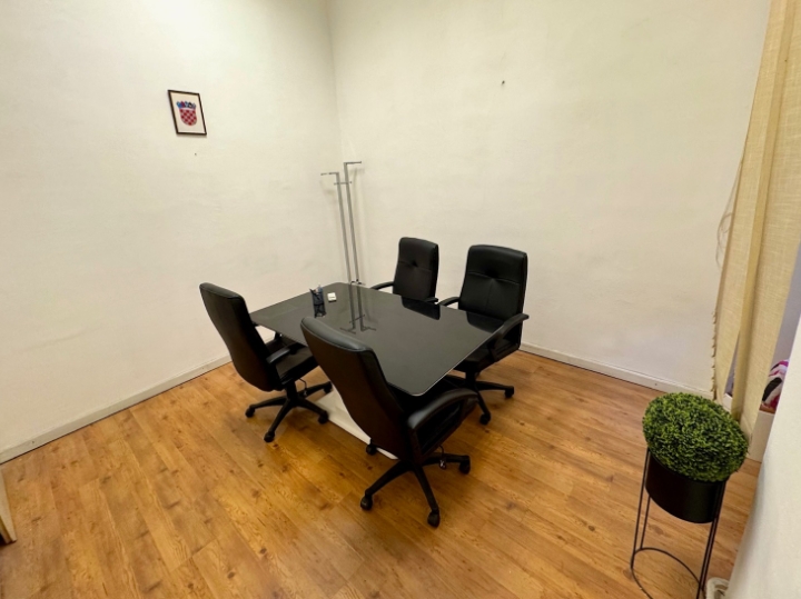 Poslovni prostor u centru 12m2