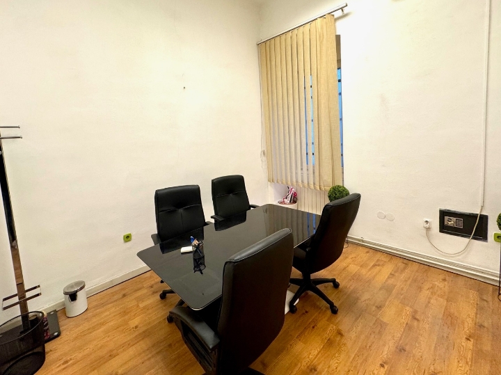 Poslovni prostor u centru 12m2