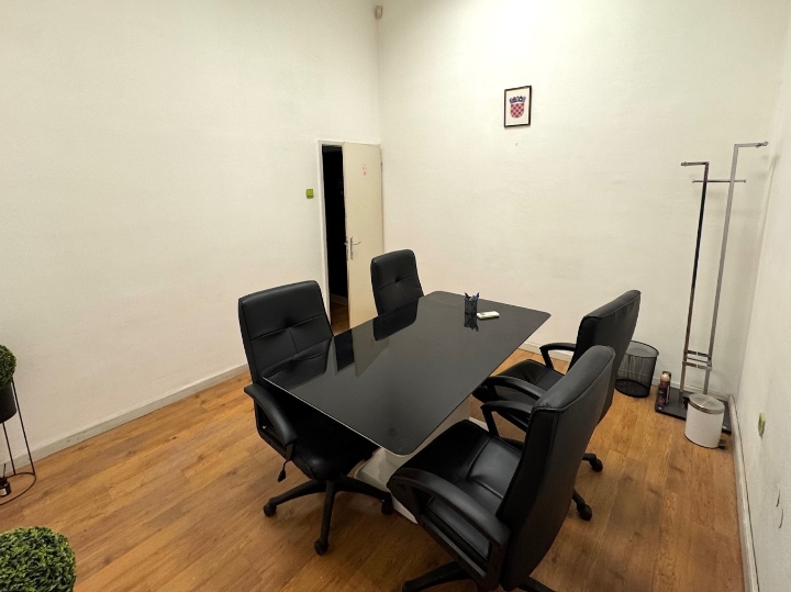 Poslovni prostor u centru 12m2