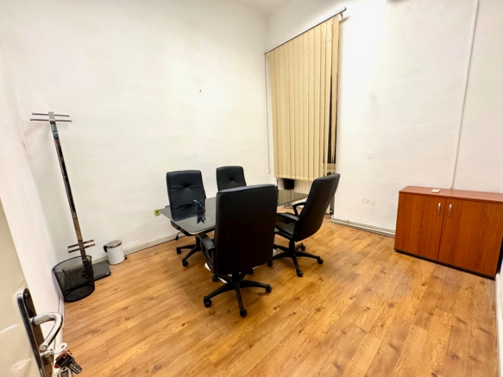 Poslovni prostor u centru 12m2