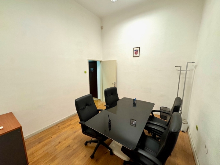Poslovni prostor u centru 12m2