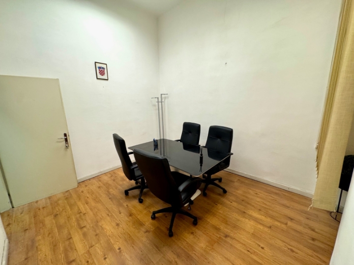Poslovni prostor u centru 12m2